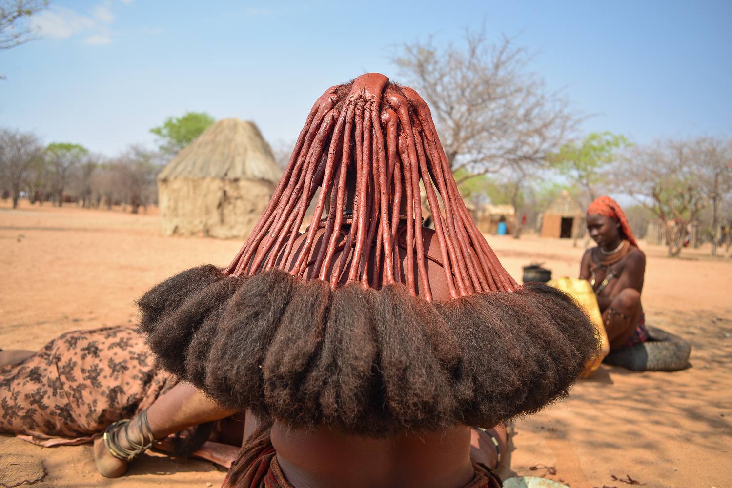 Mulher Himba com o toucado de ocre (erembe), Namíbia